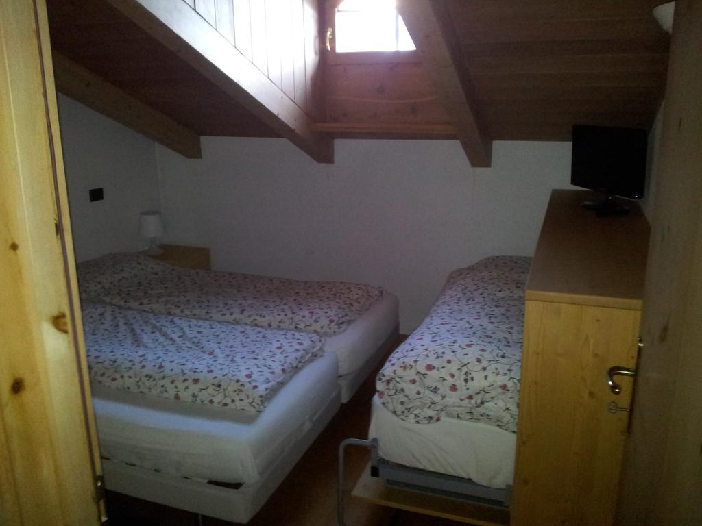 Chalet Del Sole Per Gruppi Livigno Habitación foto