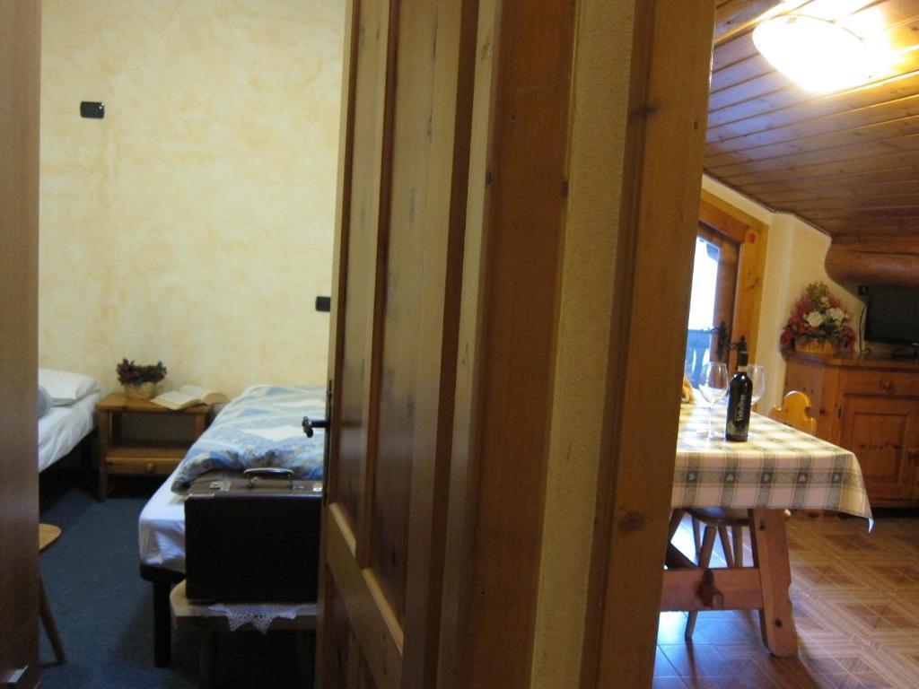 Chalet Del Sole Per Gruppi Livigno Habitación foto