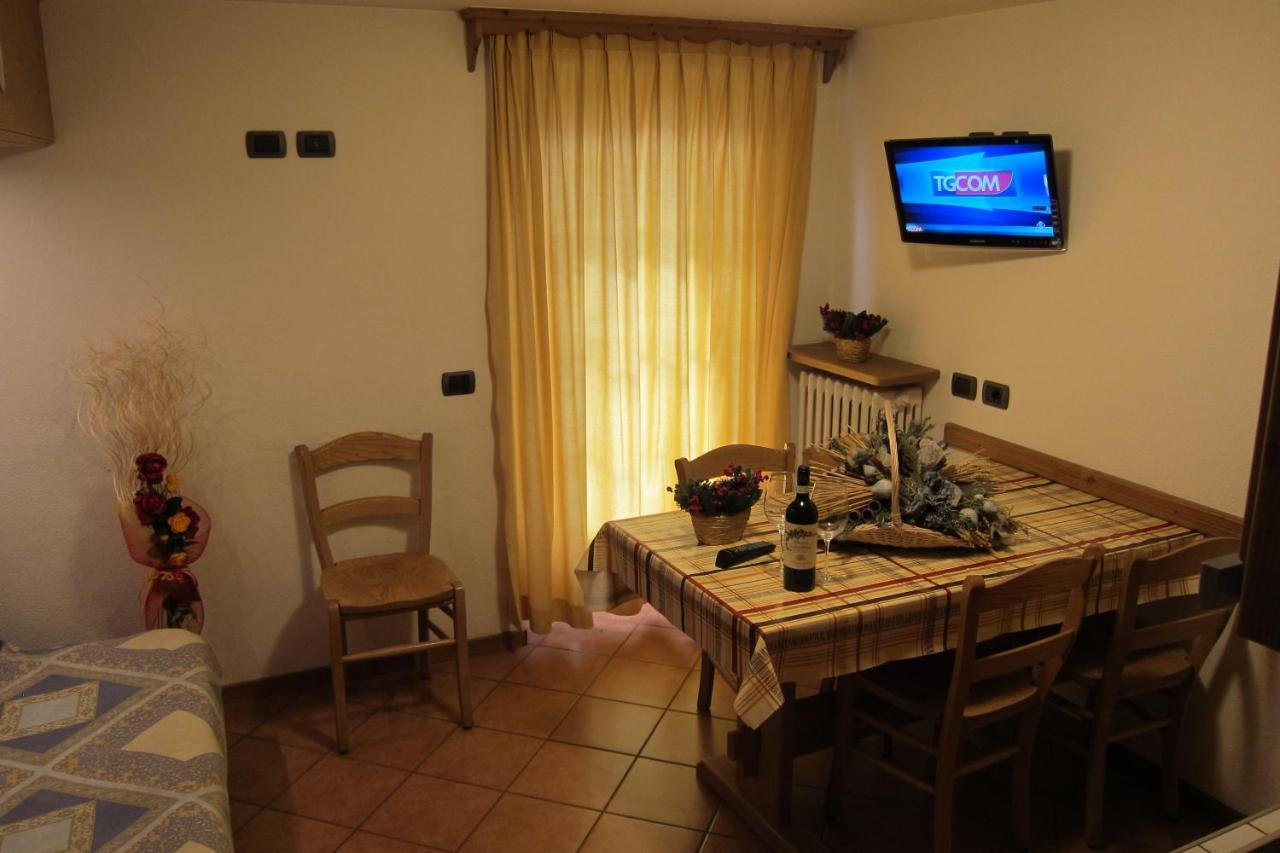 Chalet Del Sole Per Gruppi Livigno Habitación foto